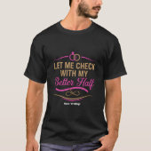 夫婦のユーモアを表した "私の配偶者に確認させてください" Tシャツ (正面)