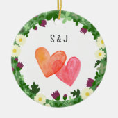夫婦の初めてのクリスマスが贈り物を一緒に セラミックオーナメント (正面)