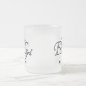 夫婦の名前とデートの花結婚の女の子 フロストグラスマグカップ (中央)