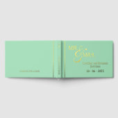 夫婦の名前と成立日付が刻まれたゴールド ゲストブック (全面)