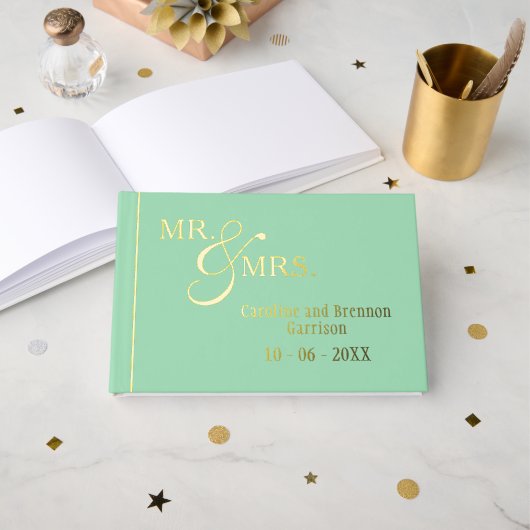 夫婦の名前と成立日付が刻まれたゴールド ゲストブック (正面見開き)