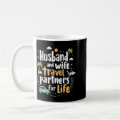 夫婦旅行パートナーの人生Tシャツ コーヒーマグカップ (左)
