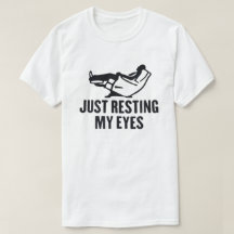 夫＆パパのためのおもしろTシャツ 目を休めてるだけ