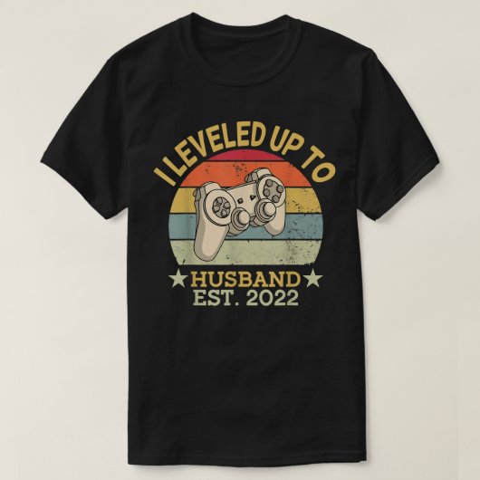 夫Est 2022にレベルアップ促進された夫Co Tシャツ (デザイン正面)