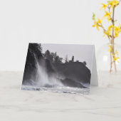 失望岬で崖から大波が流れ出す カード (黄色い花)