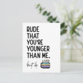 失礼なやつ！私より若いってこと？嫌味な誕生日 ポストカード (スタンド正面)