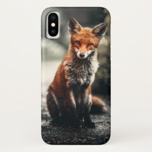 奇妙な大きな赤と白キツネが自然に座って iPhone X ケース