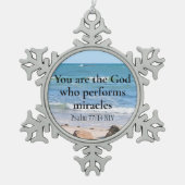 奇跡を行う神海ブルーバイブル聖句 スノーフレークピューターオーナメント (正面)