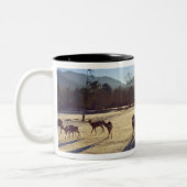 奈良の奈良県、日本の公園のシカ ツートーンマグカップ (左)