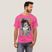 奥さんを隠すアルファがここにいる Tシャツ (正面フル)