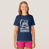 女おもしろいの子は水泳芸術だ Tシャツ (正面フル)