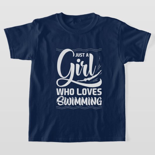 女おもしろいの子は水泳芸術だ Tシャツ (レイダウン)