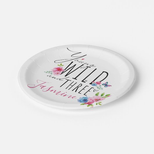 女かわいらしの子の3歳の誕生日名前をカスタムする ペーパープレート (アングル)