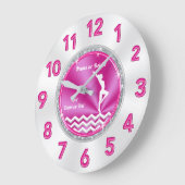 女かわいらしの子へのピンクと白の体操の贈り物 ラージ壁時計 (傾斜)