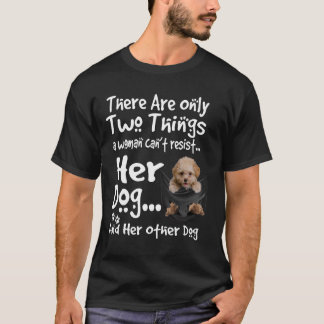 女が犬の恋人に抵抗できないプードル犬 Tシャツ