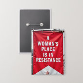 女が立ち向かうと抵抗する 缶バッジ (正面/裏面)