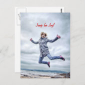 女が飛び跳ねて喜ぶ ポストカード (正面/裏面)