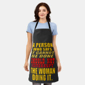 女にやらせるな エプロン (着用した状態)