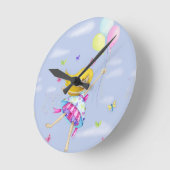 女のかわいらし子の気球の妖精の贈り物のファンシー飛行 ラウンド壁時計 (傾斜)