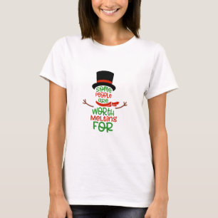 女のシャツを着て融通の利く人がある Tシャツ