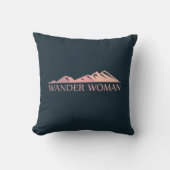 女のハイキングキャンプをさまよう クッション (正面)