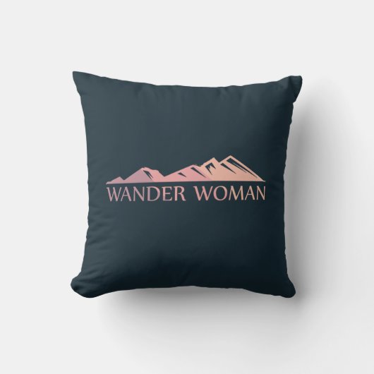 女のハイキングキャンプをさまよう クッション (正面)