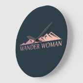 女のハイキングキャンプをさまよう ラージ壁時計 (傾斜)