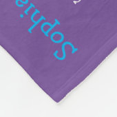 女のパーソナライズされた子ネームモノグラムパープルキュート フリースブランケット (角)