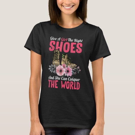 女の与え子は正しい靴と彼女は征服することができる Tシャツ (正面)
