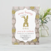 女の子いくつかのバニーは、1つの復活祭の1番目の誕生日を回している 招待状 (スタンド正面)