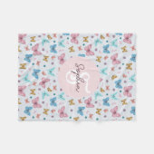 女の子かわいいピンクの蝶キッズモノグラム フリースブランケット (正面(横))