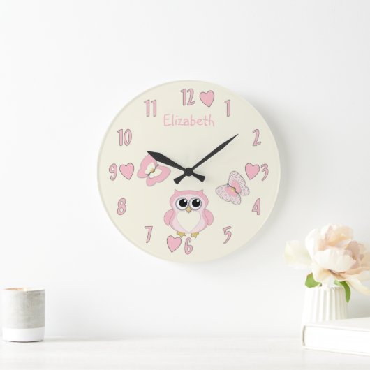 女の子かわいいフクロウピンクと名前のクリーム ラージ壁時計 (ホーム)