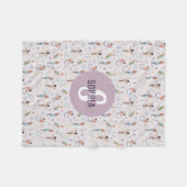 女の子かわいい紫色の体操パターンモノグラムキッズ フリースブランケット (正面(横))