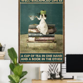 女の子がお茶と愛読の本を飲む ポスター (ホームオフィス)