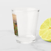 女の子がケシを摘む(フローラシーン) (花畑) ショットグラス (右)