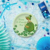 女の子がシャムロックを選ぶ聖パトリックの日 ペーパープレート (パーティー)