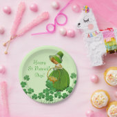 女の子がシャムロックを選ぶ聖パトリックの日 ペーパープレート (パーティー)