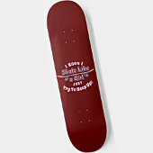 女の子がスケートボードを上げようとし保てスケートする スケートボード