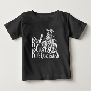 女の子がダートバイクに乗り、少女におもしろい贈り物を ベビーTシャツ
