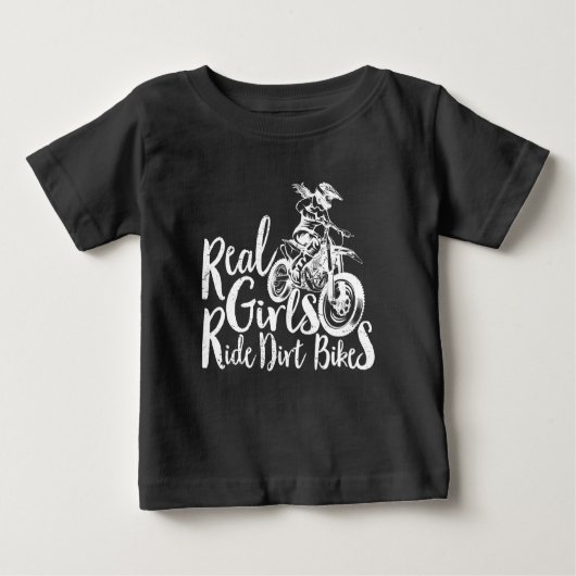 女の子がダートバイクに乗り、少女におもしろい贈り物を ベビーTシャツ (正面)