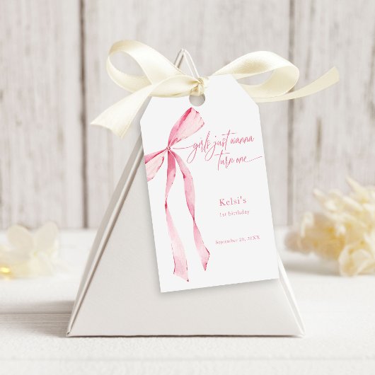 女の子がピンクの弓を1つ回したい1歳の誕生日 ギフトタグ