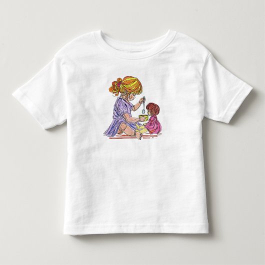 女の子が人形にミルクをあげるTシャツ トドラーTシャツ (正面)