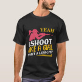女の子が女の銃の持ち主のレッスンを望むように撮影 Tシャツ (正面)