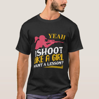女の子が女の銃の持ち主のレッスンを望むように撮影 Tシャツ