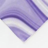 女の子が白と紫の渦巻きを踊る フリースブランケット (角)