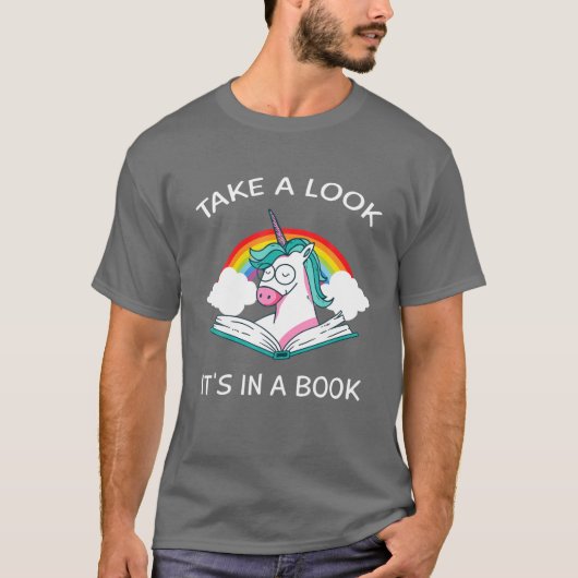 女の子が見る本の中のレインボーユニコーン Tシャツ (正面)