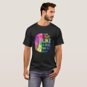 女の子が遊ソフトボールを上げようとするの保が好き知っている Tシャツ (正面フル)