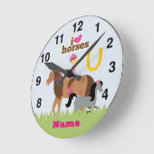 女の子が馬を愛するかわいい贈り物パーソナライズされた ラウンド壁時計 (傾斜)