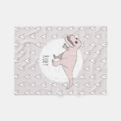 女の子たちがかわいいピンクの恐竜の漫画を描き、子どもたちの名前を挙げる フリースブランケット (正面(横))