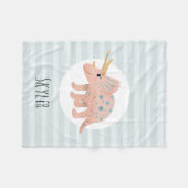 女の子たちがかわいいモダンピンクのトリケラトップス恐竜の子どもたち フリースブランケット (正面(横))